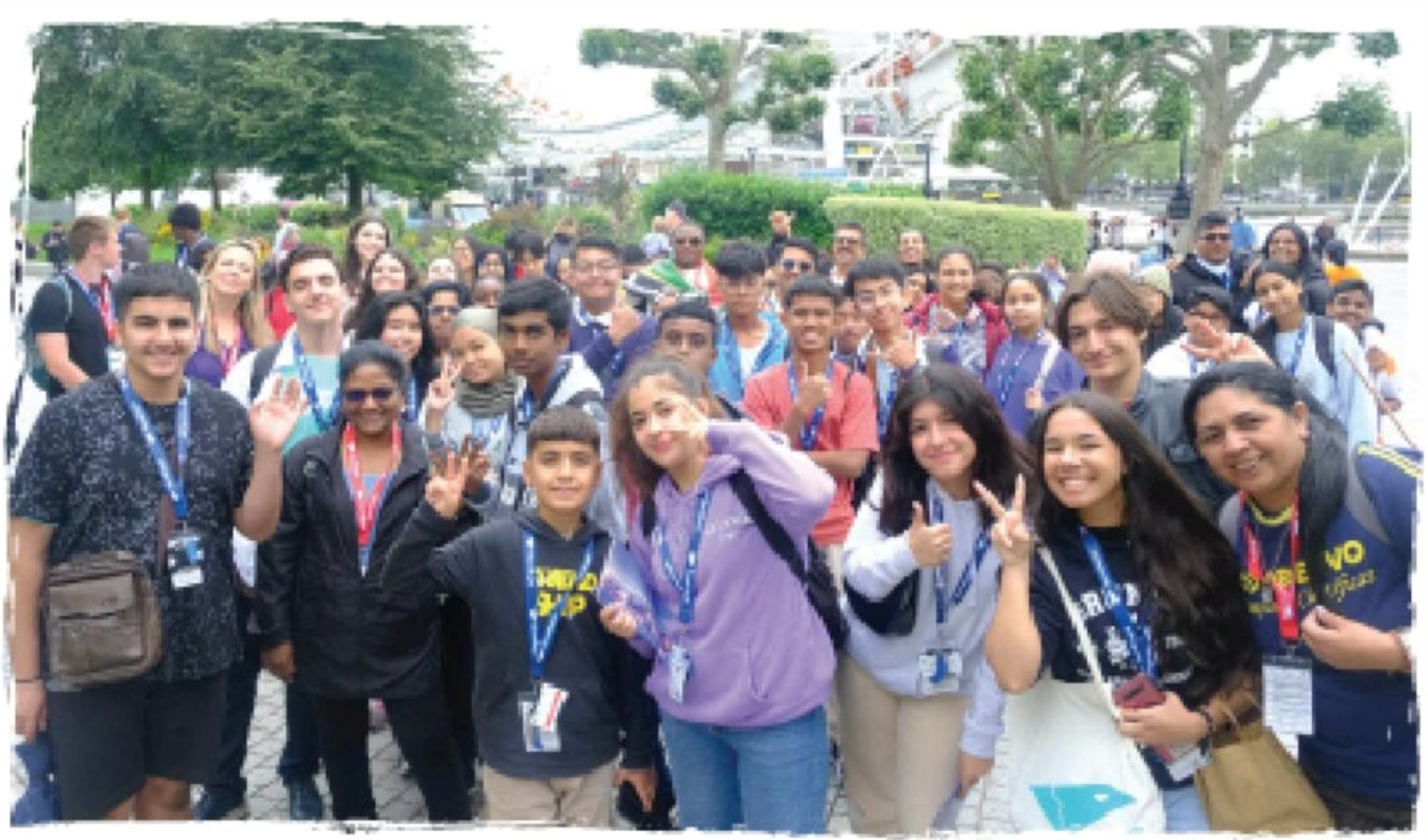 Jovens estudantes participando de uma atividade